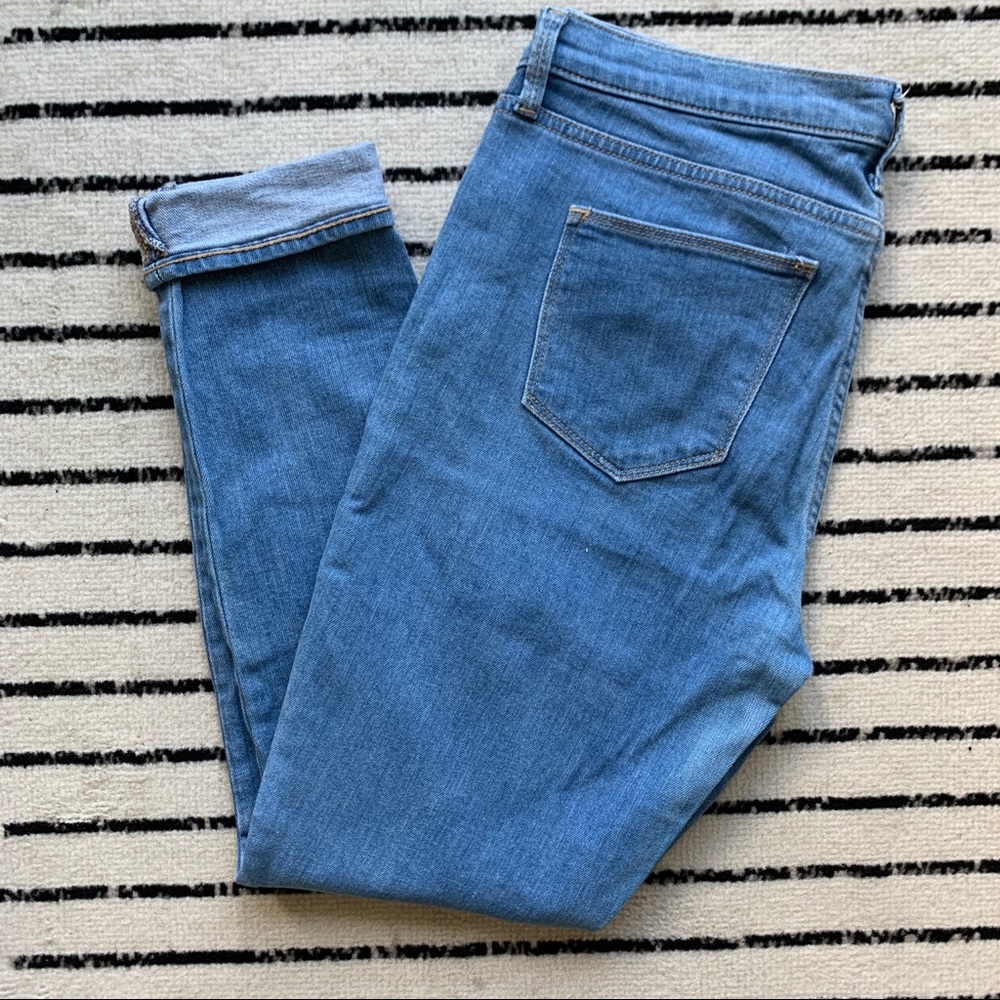 GAP • Straight Leg Jeans